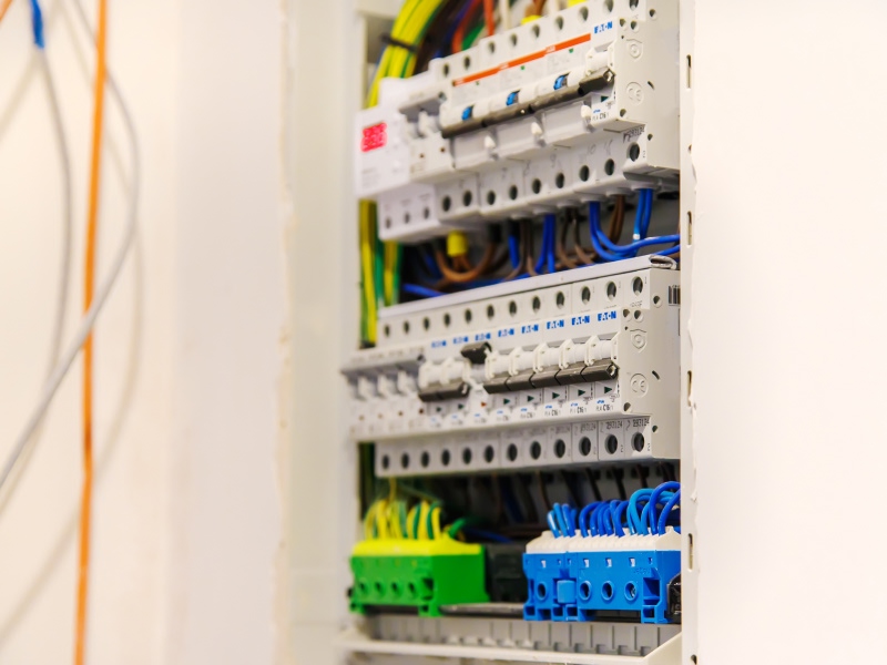 Elektriker installerar ny elcentral med jordfelsbrytare