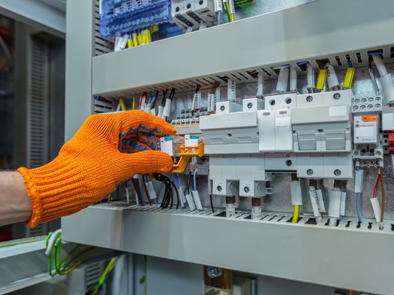 Nya elinstallationer och kabeldragning i en villa