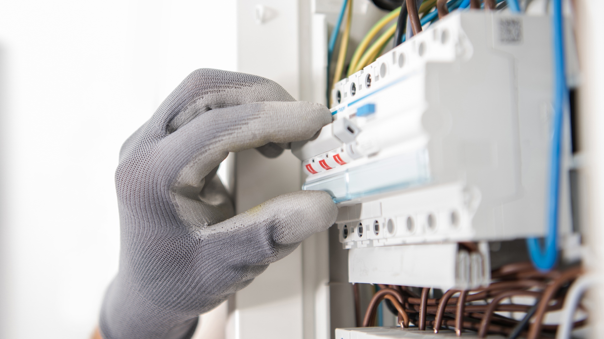 Elektriker som utför elinstallation i en lägenhet