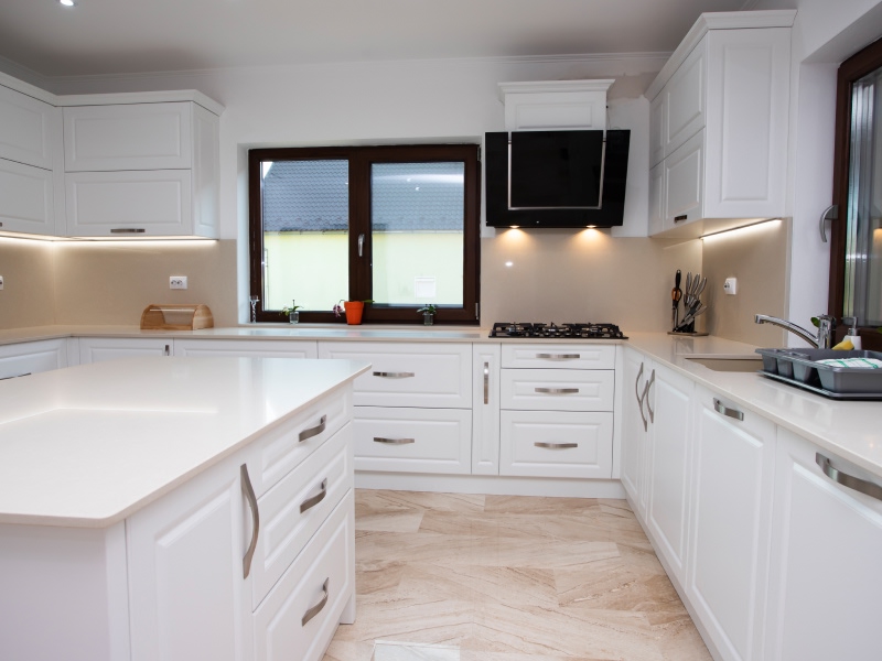 Snickare monterar köksstommar under en köksrenovering