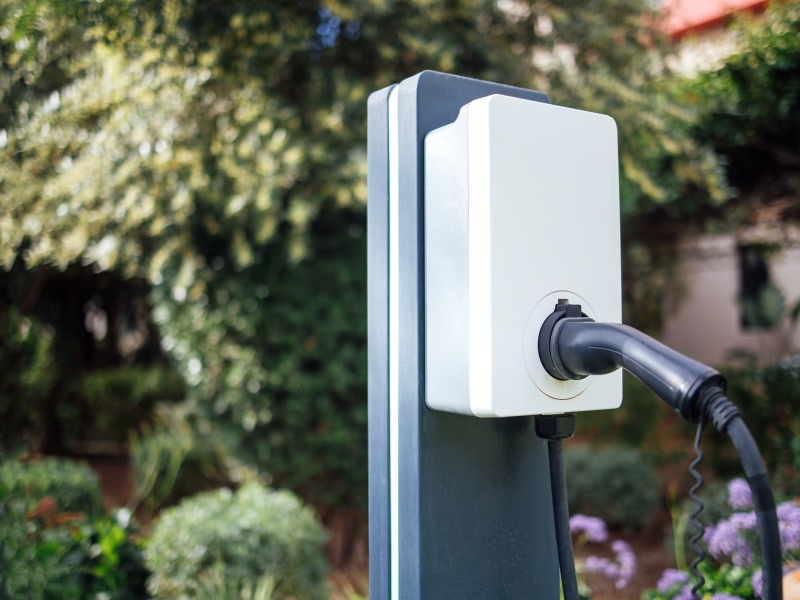 Färdig installation av laddbox för elbil i ett garage